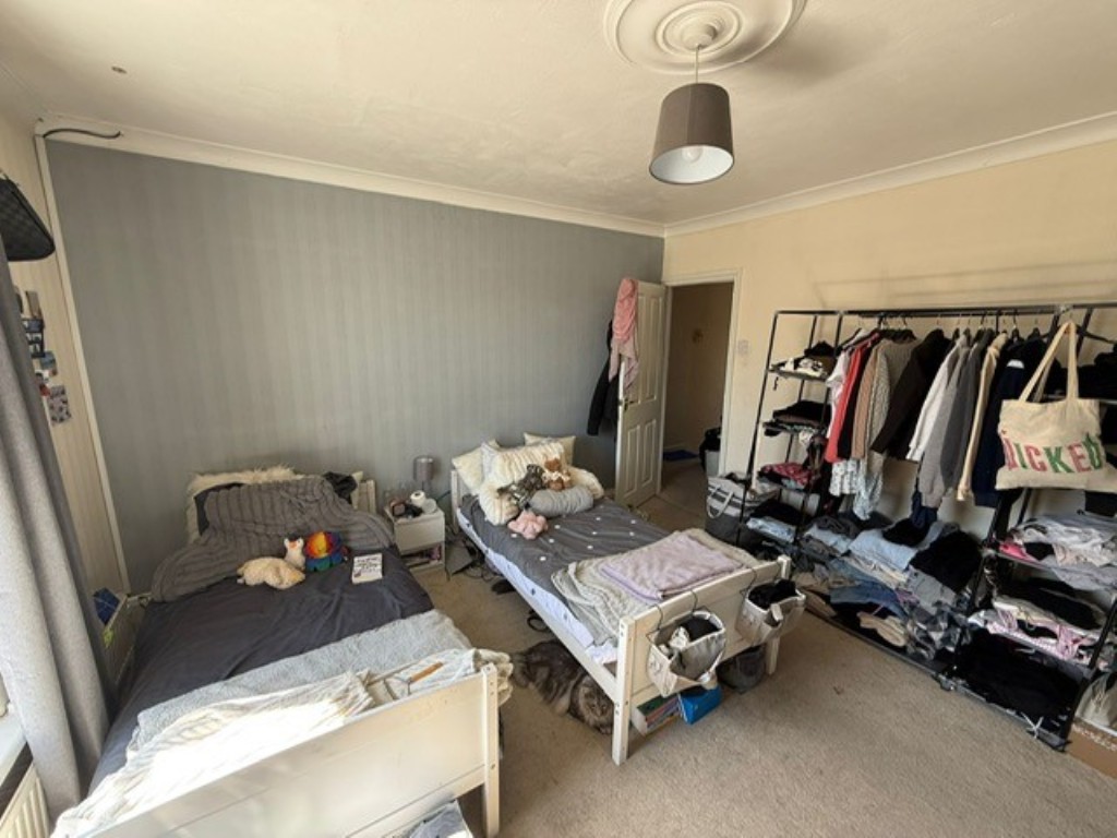 Lot: 111 - FREEHOLD TOWN CENTRE PUBLIC HOUSE WITH TWO-BEDROOM FLAT AND GARDENS - A Bedroom in the Flat